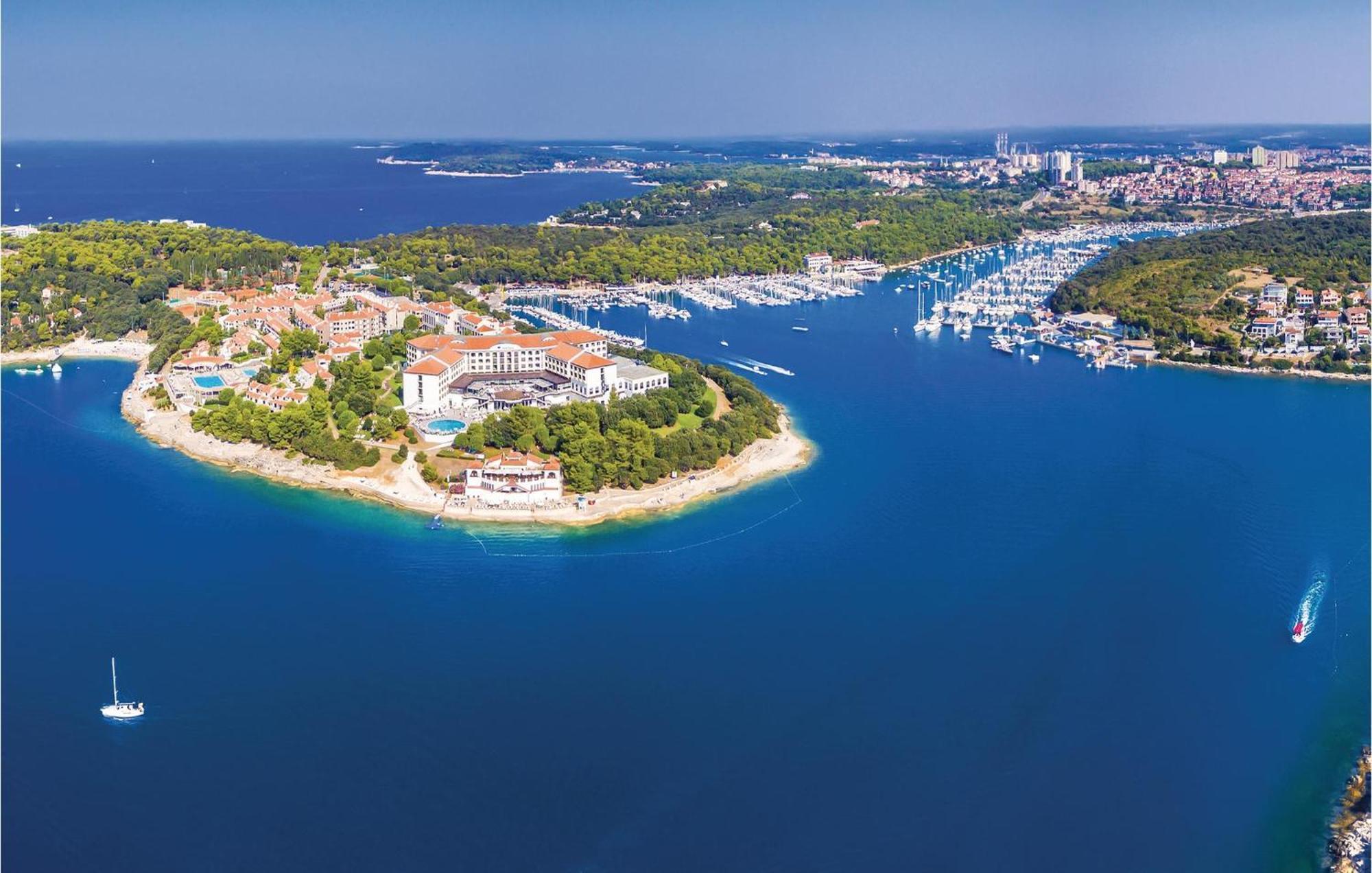 Gorgeous Apartment In Pula With House Sea View ภายนอก รูปภาพ